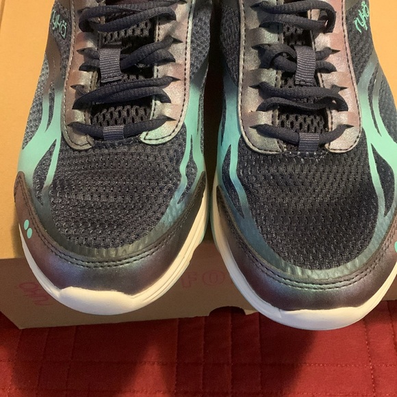 Super cute teal, navy & white 9.5 W Ryka walking shoes in excellent condition - Picture 3 of 11